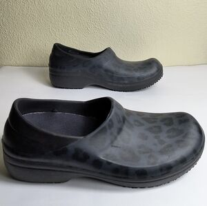 CROCS Black Leopard Print Clogs Shoes Slip Resistant Women's Size 9